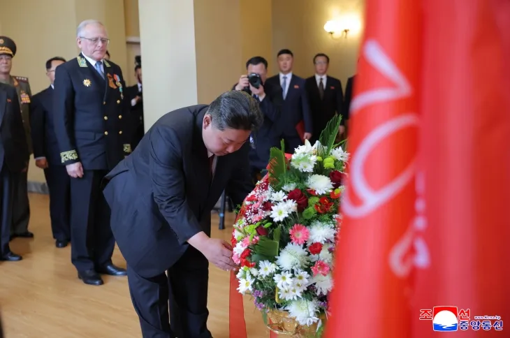 김정은, 딸 주애와 주북 러시아 대사관 방문