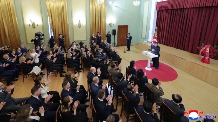 김정은, 딸 주애와 주북 러시아 대사관 방문