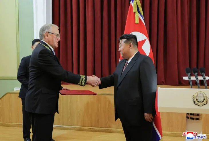 김정은, 딸 주애와 주북 러시아 대사관 방문