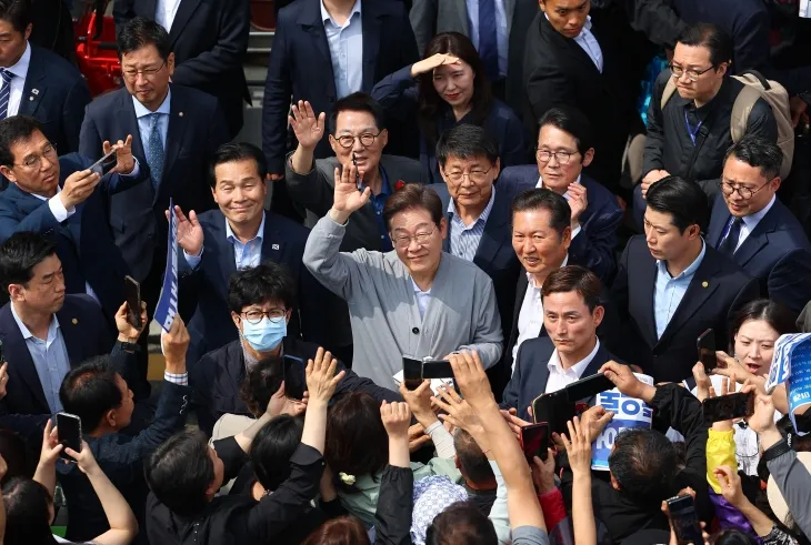 영암 유권자들과 인사하는 이재명 후보