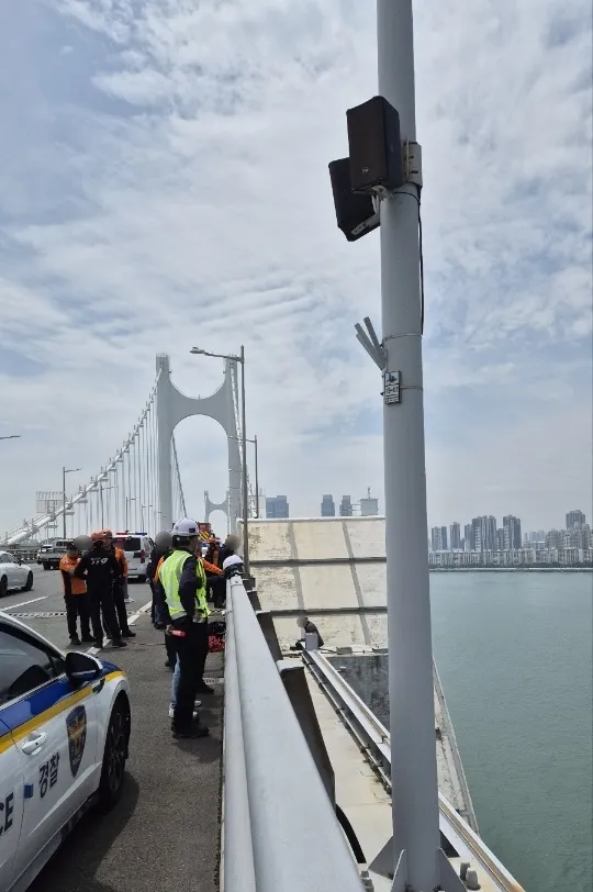 광안대교 난간 농성이 발생하자 경찰과 부산시 관계자들이 나와 대화로 설득중이다/ 부산 경찰청 제공