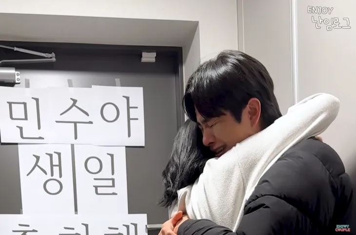 유튜브 채널 ‘엔조이커플’의 손민수(오른쪽)·임라라 부부가 2년여 간의 난임 끝에 임신 소식을 전하며 팬들의 축하를 받고 있다. 유튜브 채널 ‘엔조이커플’ 캡처