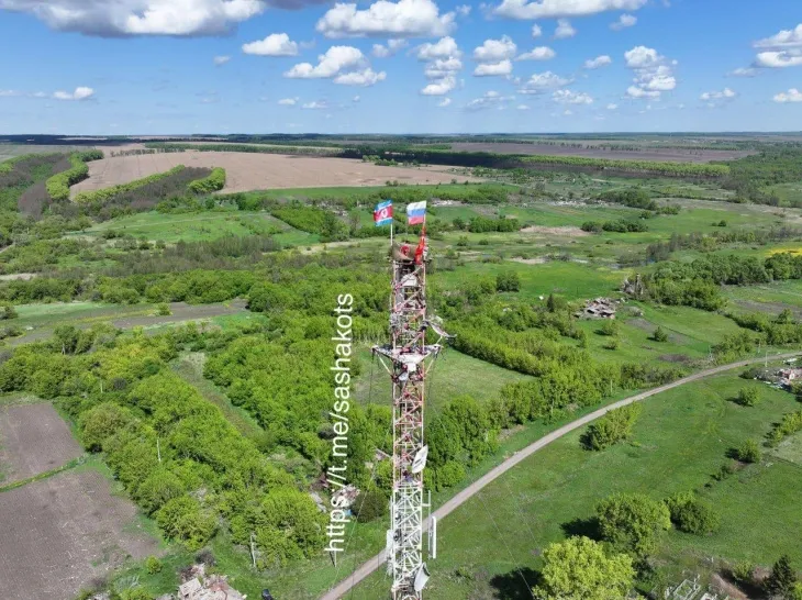 9일(현지시간) 러시아 매체 콤소몰스카야 프라우다는 서부 쿠르스크에 러시아 국기와 북한 인공기가 나란히 게양됐다고 보도했다. 2025.5.9 텔레그램