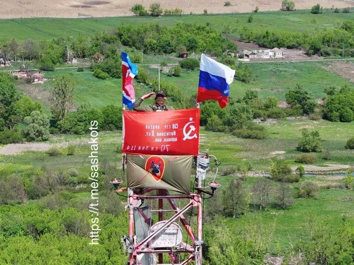 9일(현지시간) 러시아 매체 콤소몰스카야 프라우다는 서부 쿠르스크에 러시아 국기와 북한 인공기가 나란히 게양됐다고 보도했다. 2025.5.9 텔레그램