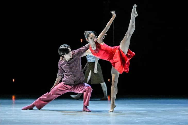 서울시발레단이 오는 18일까지 서울 종로구 세종문화회관에서 세계적 안무가 요한 잉거의 작품을 무대에 올린다. 인간의 광기를 탐험하는 ‘워킹 매드’와 재즈의 자유로운 아름다움을 춤으로 담아낸 ‘블리스’(사진)를 엮었다. 세종문화회관 제공