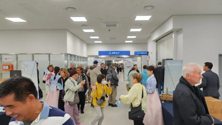 10일 크루즈관광객들이 제주 관광에 나서려고 하고 있다. 제주도 제공