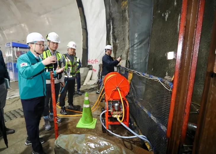 유성훈(맨 왼쪽) 서울 금천구청장이 지난 9일 신안산선 독산 정거장 공사 현장을 방문해 안전 관리 실태를 점검하고 있다. 금천구 제공