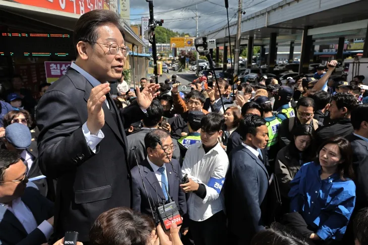 민심을 청취하는 ‘경청 투어’에 나선 이재명 더불어민주당 대선후보가 10일 경남 창녕군 창녕시장 인근에서 즉흥 연설을 하고 있다. 2025.05.10 뉴시스