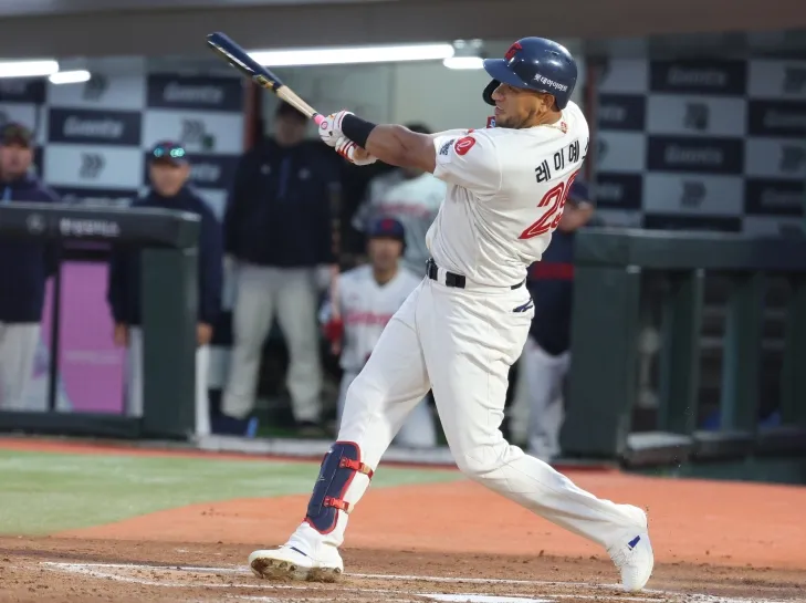 롯데 자이언츠 빅터 레이예스가 7일 부산 사직야구장에서 열린 2025 KBO리그 정규시즌 SSG 랜더스와의 홈 경기에서 홈런을 치고 있다. 부산 연합뉴스