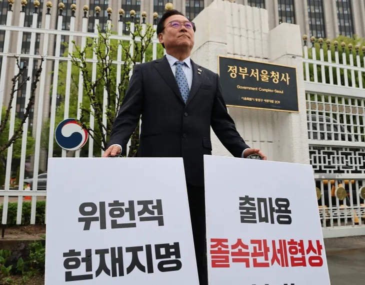 이재강 더불어민주당 의원이 22일 오전 서울 종로구 정부서울청사 앞에서 한덕수 대통령 권한대행 대선 출마용 졸속관세협상 규탄 1인 시위를 하고 있다. 2025.4.22. 뉴스1