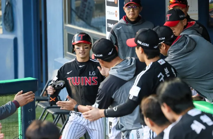 LG 트윈스 신민재가 7일일 서울 잠실야구장에서 열린 2025 KBO리그 정규시즌 두산 베어스의 원정 경기에서 득점한 뒤 동료들과 하이파이브하고 있다. LG 트윈스 제공