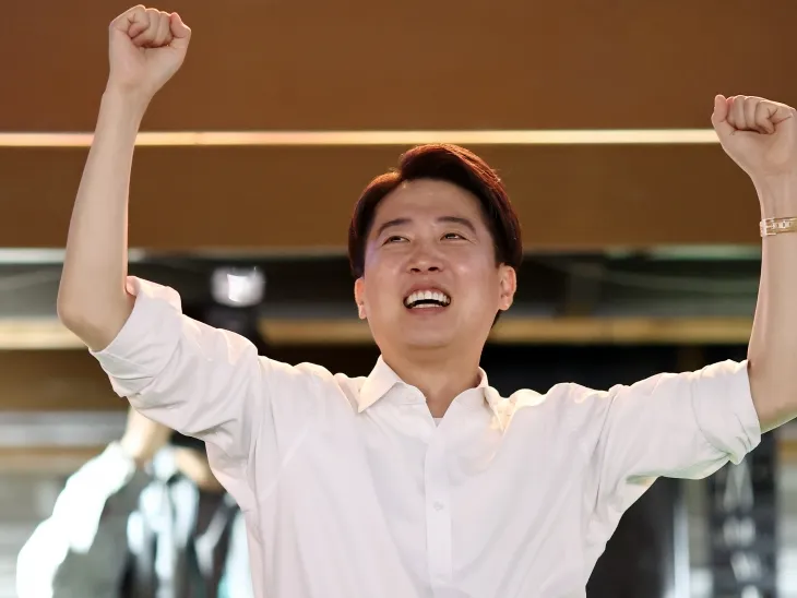 개혁신당 이준석 대선 후보가 제21대 대통령 선거 공식 선거운동 첫날인 12일 서울 청계광장에서 열린 출정식에서 연설을 마친 후 포즈를 취하고 있다. 2025.5.12 연합뉴스