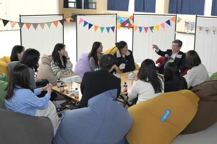 지난 1일 진행된 서울 중구의 ‘소통데이, 톡톡 터지다’ 행사에서 김길성(가운데) 중구청장과 구 기획재정국 소속 직원들이 기념 촬영을 하고 있다. 중구 제공