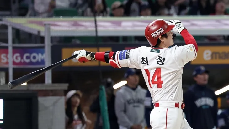 최정, 시원하게 넘어가는 500홈런