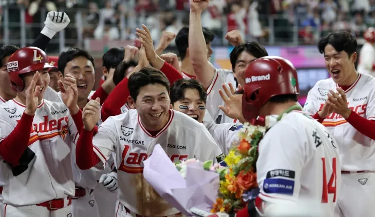 동료들 축하 받는 500홈런 최정
