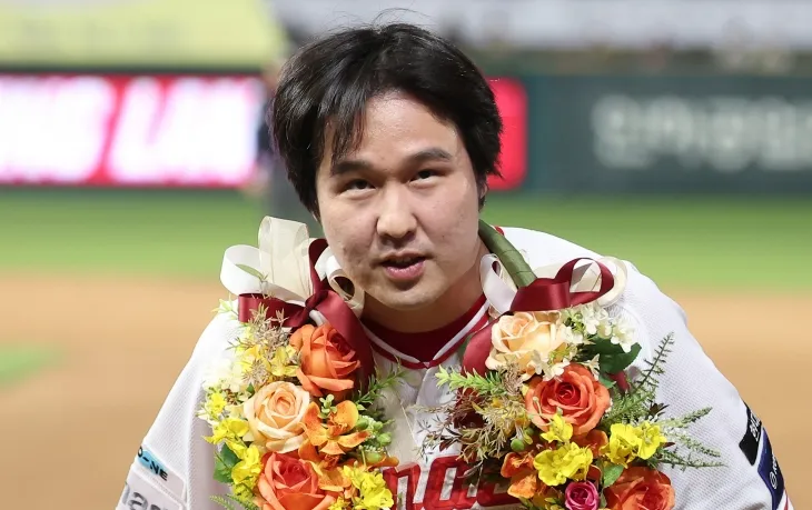 관중석 향해 인사하는 500홈런 최정