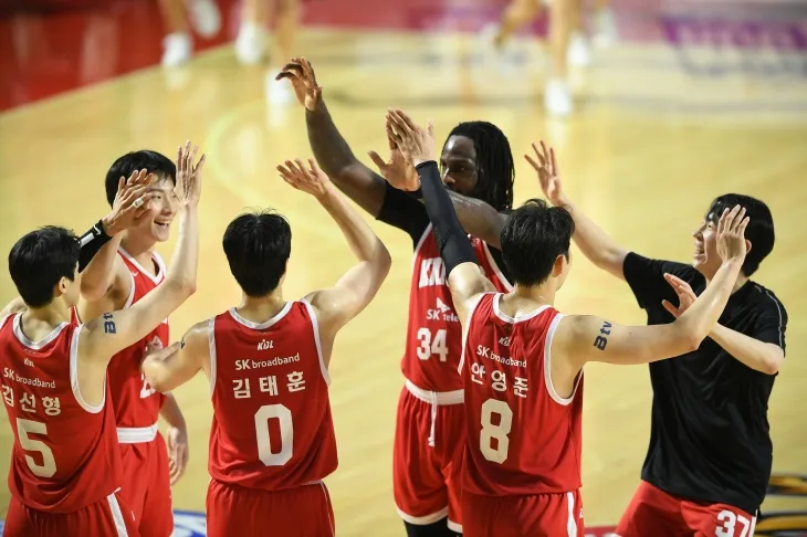 서울 SK 선수들이 13일 서울 잠실학생체육관에서 열린 2024~25 프로농구 챔피언결정전 5차전 창원 LG와의 홈 경기에서 86-56으로 이긴 뒤 기뻐하고 있다. KBL 제공