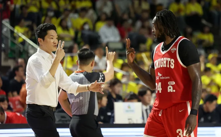 전희철 서울 SK 감독이 13일 서울 잠실학생체육관에서 열린 2024~25 프로농구 챔피언결정전 5차전 창원 LG와의 홈 경기에서 자밀 워니와 대화하고 있다. 뉴시스