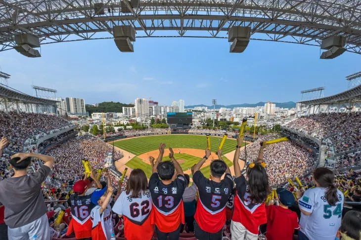 광주기아챔피언스필드에서 KIA 팬들이 열띤 응원전을 펼치고 있다. 광주광역시 제공