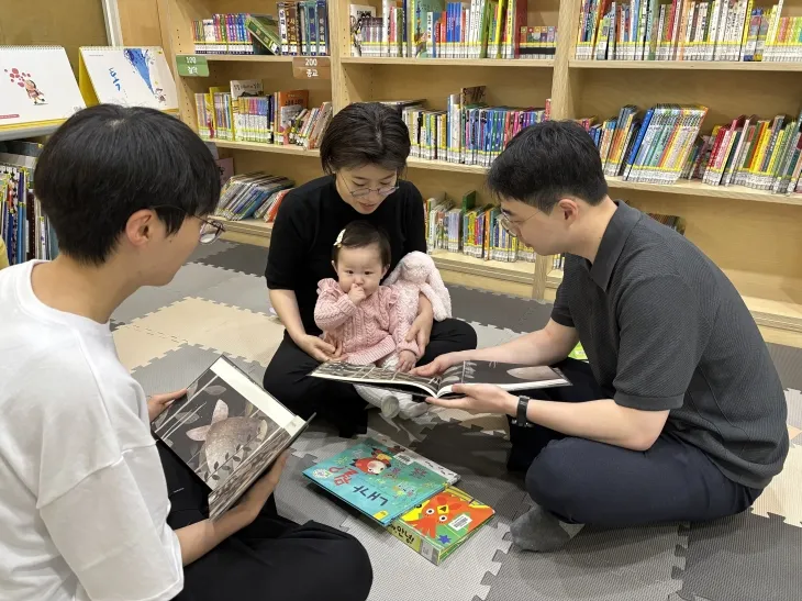 서울 송파구 위례동 주민 모임 ‘북적북적’에서 독서 활동을 진행 중인 모습. 송파구 제공