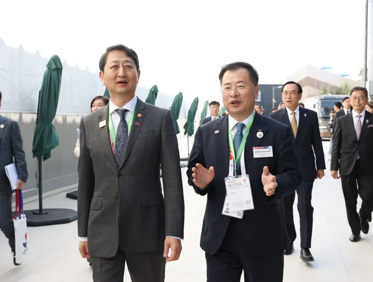 안덕근(왼쪽) 산업통상자원부 장관과 강경성(오른쪽) 대한투자무역진흥공사(코트라) 사장이 지난 13일 오사카·간사이 엑스포 부지 내에 설치된 한국관을 둘러보고 있다. 코트라 제공