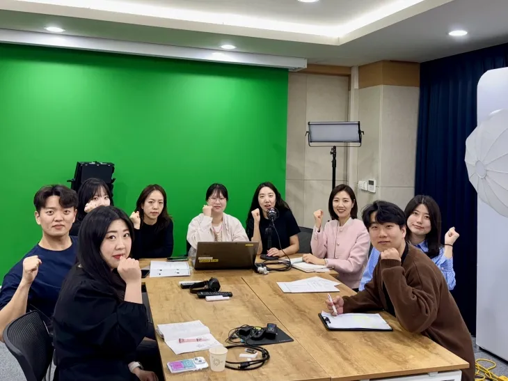 서울 중구의 아침 방송 ‘온에어’ 업무를 담당하는 직원들이 기념 촬영을 하고 있다. 중구 제공