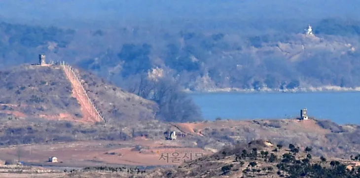 북한이 오는 20일 대한민국과 미국을 제외한 국가들에 관광 허용을 재개한 가운데, 17일 경기 김포시 애기봉평화생태공원 전망대에서 바라본 북한. 북한은 코로나19 창궐 이후 5년 만에 세계 관광객에게 국경을 개방한다. 2025.2.17 홍윤기 기자