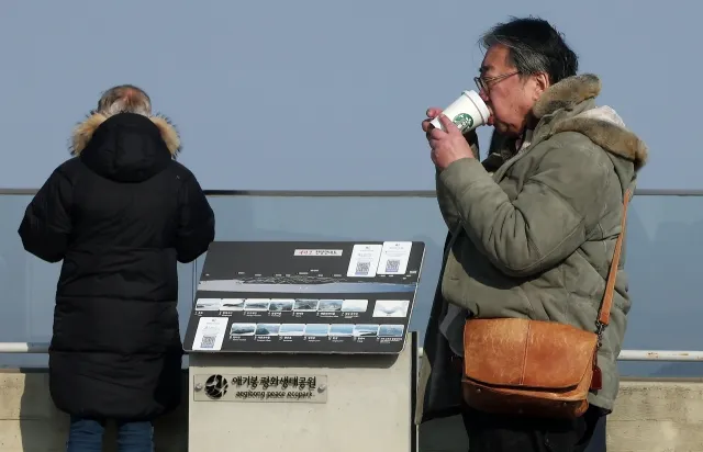 지난 1월 12일 경기 김포시 애기봉평화생태공원 조강전망대를 찾은 한 일본인 관광객이 커피를 마시고 있다. 뉴스1 자료사진