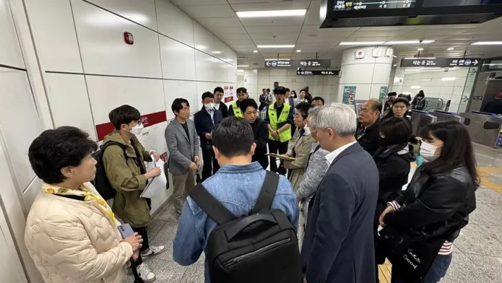 지난 5월 초 서울대벤처타운역 출입구 신설 타당성 용역과 관련한 종합 검토 회의에 참석한 유정희 의원
