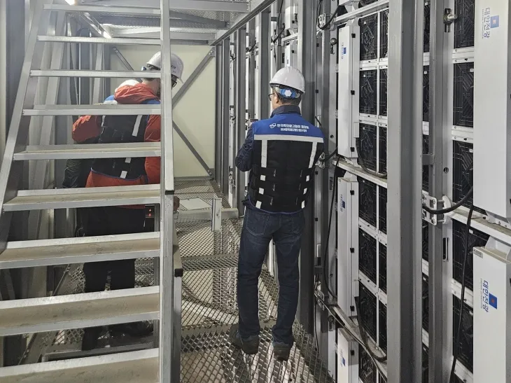 지난해 여름철을 앞두고 서울 마포구 직원들이 옥외 광고물 안전 점검을 하고 있다. 마포구 제공