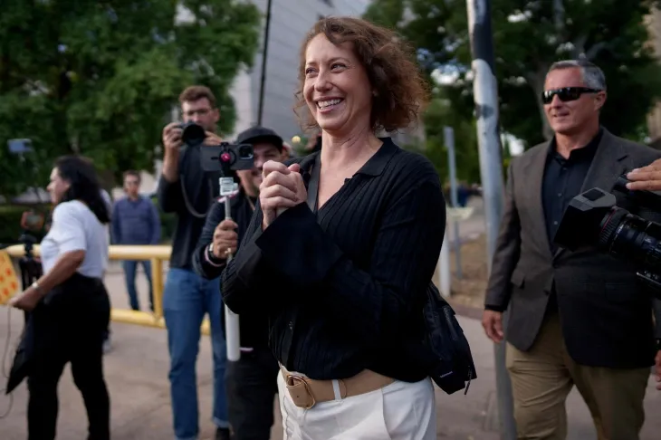 메넨데스 형제의 사촌 애너마리아 바랄트가 13일(현지시간) 재심의 감형 판결에 기뻐하는 모습. 2025.5.14 AFP 연합뉴스