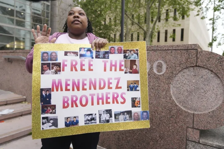 메넨데스 형제의 지지자가 법정 밖에서 팻말을 들고 있는 모습. 2025.4.18 AP 연합뉴스