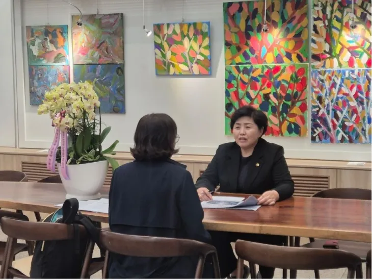 지난달 29일 서울시의회 본관에서 여성신문과 인터뷰를 하는 김영옥 위원장