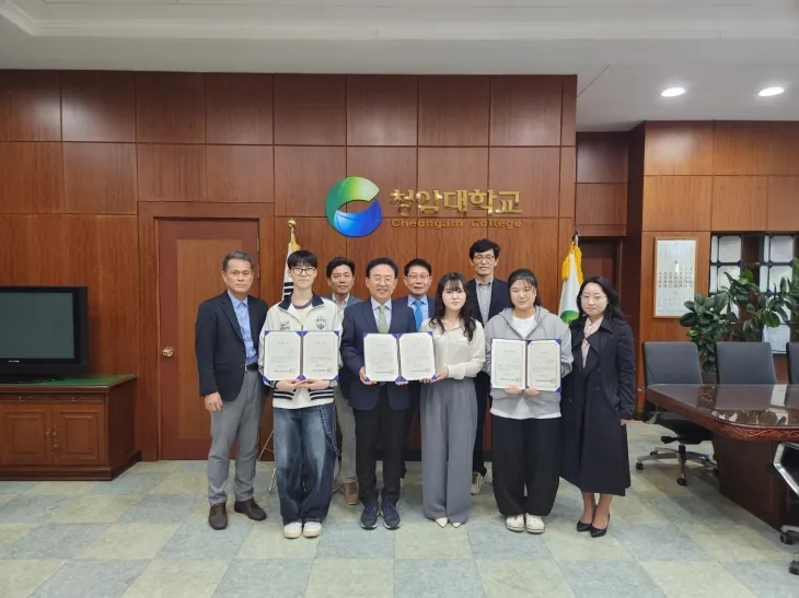 청암대학교가 스승의 날을 앞두고 재학생을 대상으로 ‘고등학교 은사에게 감사 편지 쓰기’ 공모전을 개최했다.  앞줄 왼쪽 세번째가 최우수상 수상자 권승헌 학생.