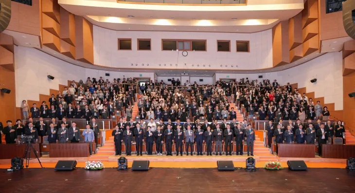 국립순천대학교가 14일 학내 70주년기념관 우석홀에서 내외빈 1000여명이 참석한 가운데 ‘개교 90주년 기념식’을 성황리에 개최했다.
