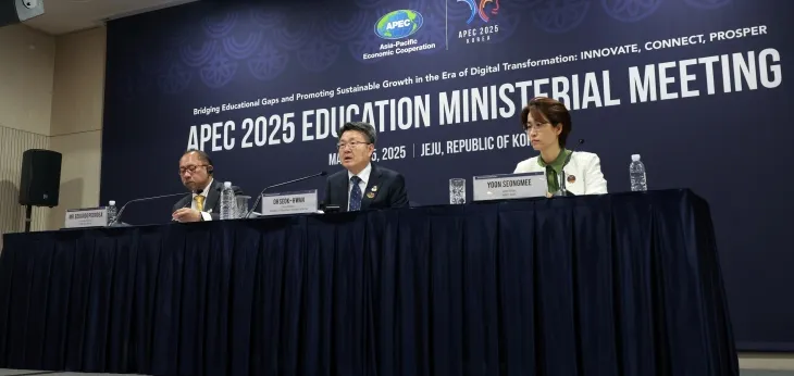 오석환(가운데) 교육부 차관이 14일 제주국제컨벤션센터에서 개최된 ‘아시아태평양경제협력체(APEC) 2025 교육장관회의’ 기자회견에서 기자들의 질문에 답하고 있다. 왼쪽은 에두왈도 페드로사 APEC 사무국장, 오른쪽은  윤성미 APEC 고위관리회의 의장. 교육부 제공