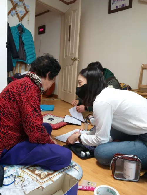 서울 강서구 동주민센터 직원이 위기가구를 찾아 상황을 점검하고 있다. 강서구 제공