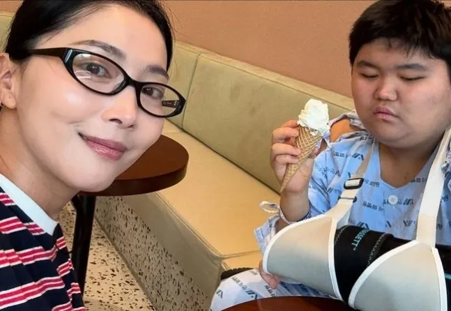 배우 오윤아가 아들의 수술 소식을 전했다. 오윤아 인스타그램 캡처