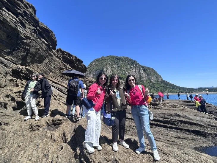 용머리해안을 팸투어하고 있는 홍콩 초중고교장교감단. 제주관광공사 제공