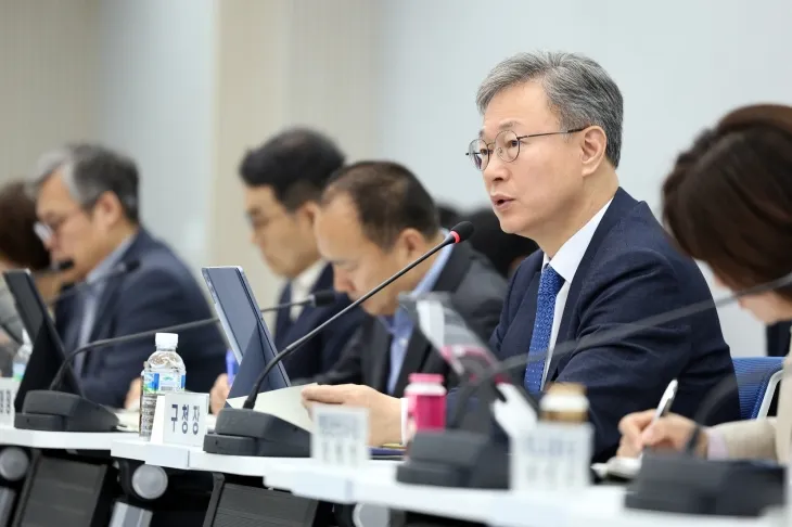 장인홍 구로구청장이 15일 오전 구청에서 열린 확대간부회의에서 규제개혁 전담반(TF) 구성 등에 대해 발언하고 있다. 구로구 제공