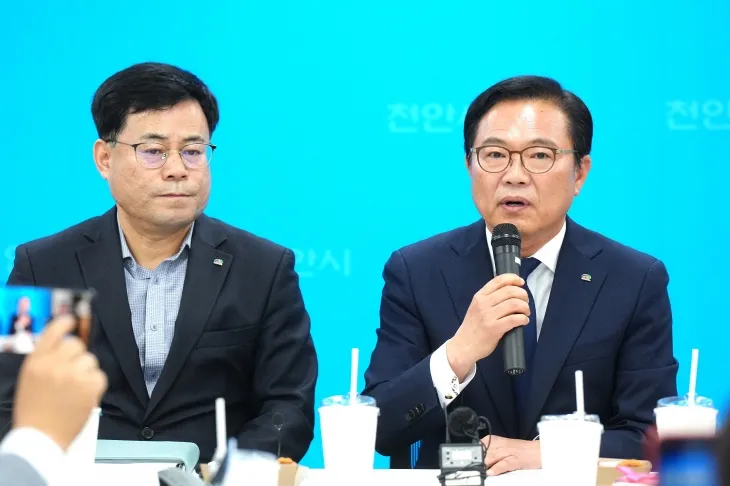 김석필 천안시장 권한대행이 인구 성장 배경을 설명하고 있다. 시 제공