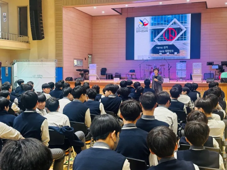 지난 9일 목포 덕인중학교에서 ‘찾아가는 민주주의 선거교실’ 수업이 진행되고 있다.