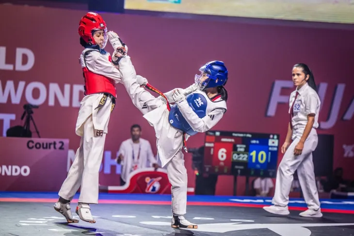 한국 태권도 유소년 국가대표 이근미(오늘쪽)가 14일(현지시간) 아랍에미리트(UAE) 푸자이라에서 열린 2025 세계태권도카데트선수권대회 여자부 37㎏급 결승에서 발차기하고 있다. 세계태권도연맹 제공