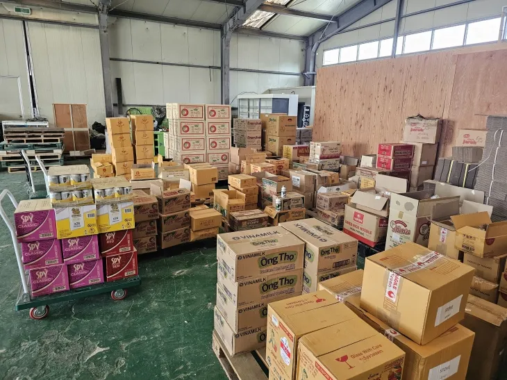 경찰이 전국 동남아 식품 마트에 불법으로 유통된 일반·전문 의약품 200여종, 5700여점을  압수했다.