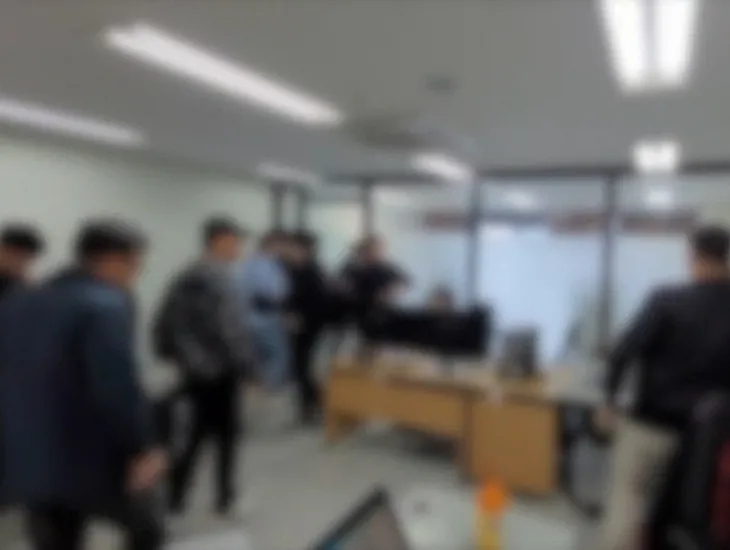 제주경찰청이 인천 일대 오피스텔에서 가짜 코인거래사무실을 차려놓고 사기를 치던 일당들을 검거하고 있다. 제주경찰청 제공 영상 캡처