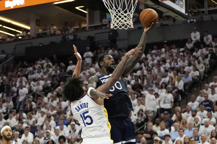 미네소타 팀버울브스 줄리어스 랜들이 15일(한국시간) 미국 미네소타주 미니애폴리스의 타깃 센터에서 열린 2024~25 NBA 서부 콘퍼런스 플레이오프 2라운드 5차전 골든스테이트와의 홈 경기에서 레이업하고 있다. AP 연합뉴스