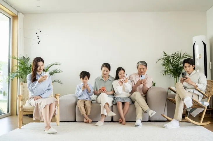 부모가 5세 미만의 아이 곁에서 스마트폰이나 태블릿 등 전자기기를 사용하는 것이 아이의 뇌 발달이나 정서 건강에 악영향을 미친다는 연구 결과가 나왔다. 아이클릭아트