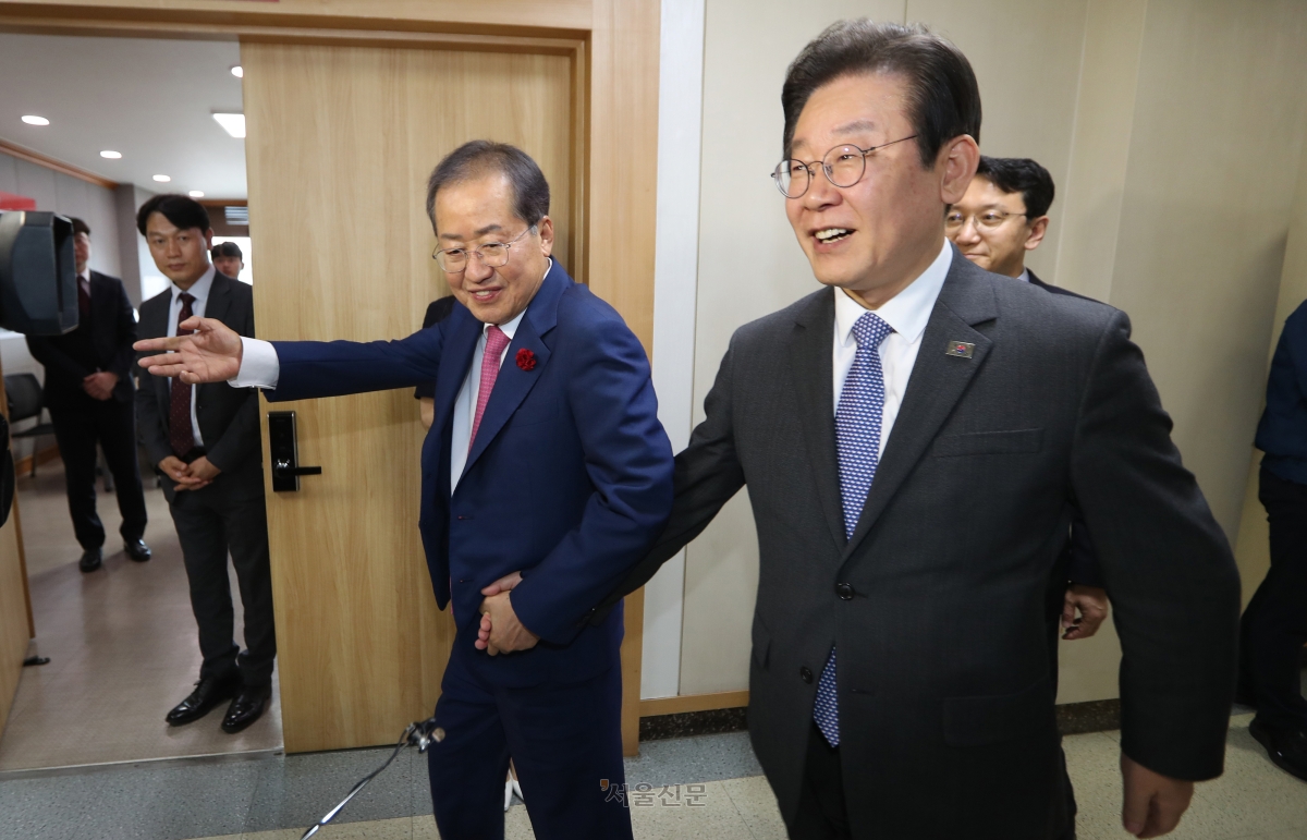 홍준표 대구시장(왼쪽)이 2023년 5월 10일 오후 대구시청 산격청사에서 이재명 더불어민주당 대표와 면담을 마친 뒤 이재명 대표 손을 잡고 배웅하고 있다. 대구 뉴스1