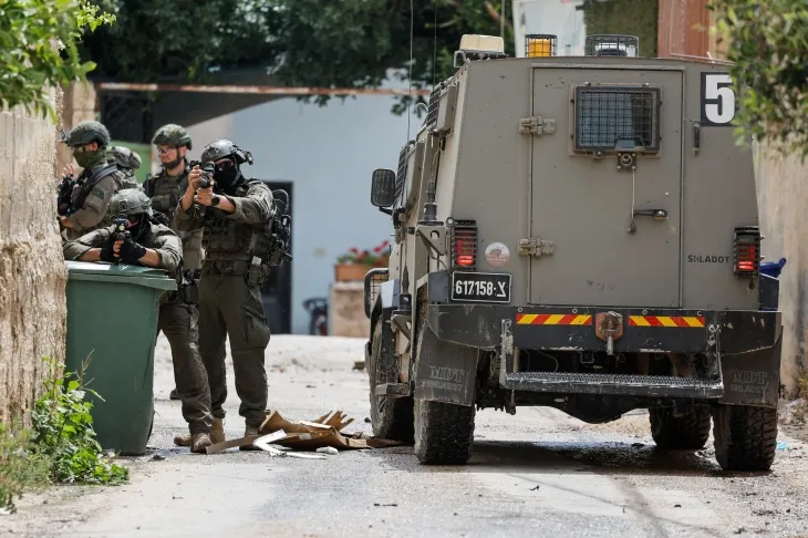 15일(현지시간) 이스라엘군이 요르단강 서안지구 투바스 근처 마을 탐문에서 팔레스타인 테러리스트 소탕 작전을 벌이고 있다. 전날 인근에서는 출산을 위해 분만실로 향하던 이스라엘 임산부 체엘라 게즈(30대)가 팔레스타인 테러리스트의 총격에 사망했고, 이스라엘군은 즉각 테러리스트 색출 작전에 돌입했다. 2025.5.15 탐문 로이터 연합뉴스