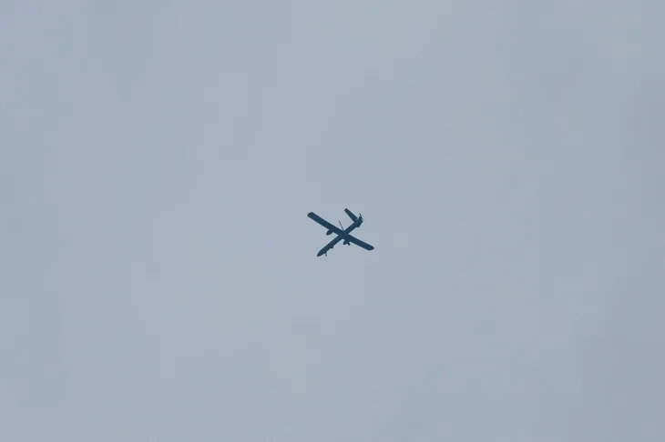 15일(현지시간) 이스라엘군이 요르단강 서안지구 투바스 인근 마을 탐문에서 팔레스타인 테러리스트 소탕 작전을 펼친 가운데, 이스라엘 공군 무인기가 하늘을 날고 있다. 전날 인근에서는 출산을 위해 분만실로 향하던 이스라엘 임산부 체엘라 게즈(30대)가 팔레스타인 테러리스트의 총격에 사망했고, 이스라엘군은 즉각 테러리스트 색출 작전에 돌입했다. 2025.5.15 탐문 로이터 연합뉴스